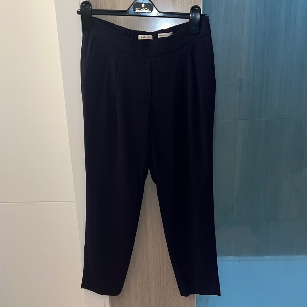 Aritzia Babaton Navy Pleated Cropped Women's Pants. Japanese crepe. Size 4.